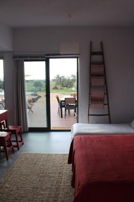 Quarto do apartamento com vista para a piscina