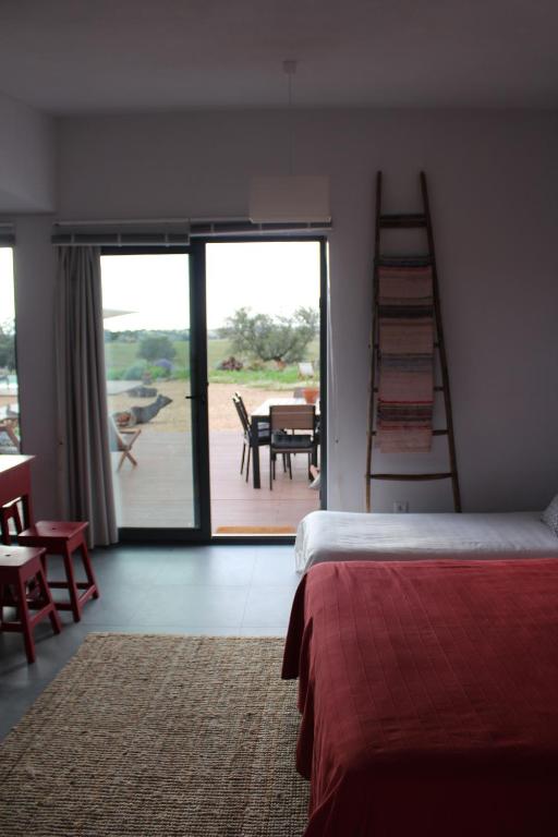 Sala do apartamento com pedra