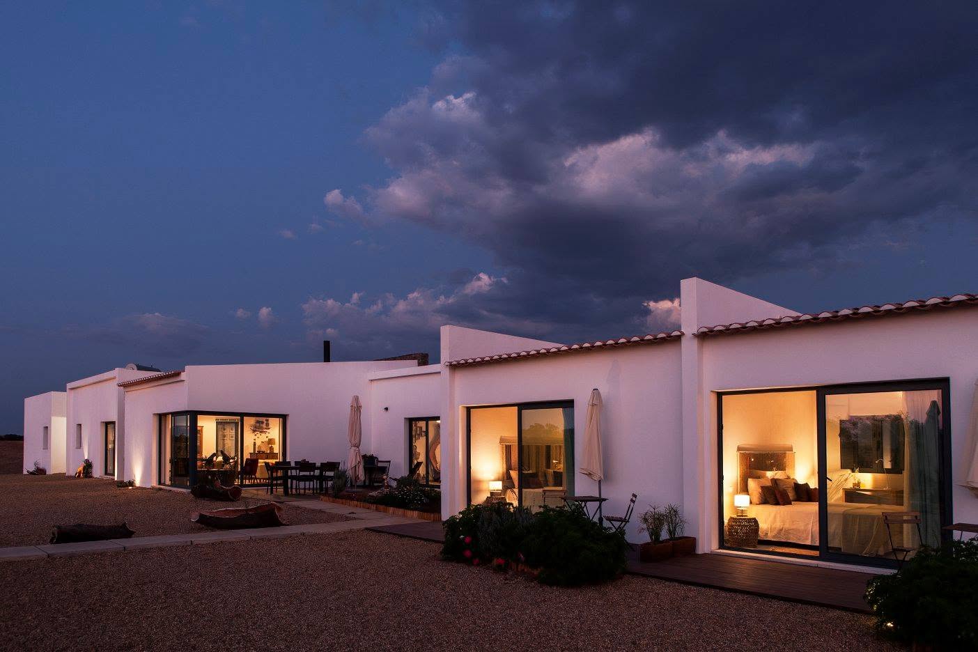 Exterior das casas ao anoitecer