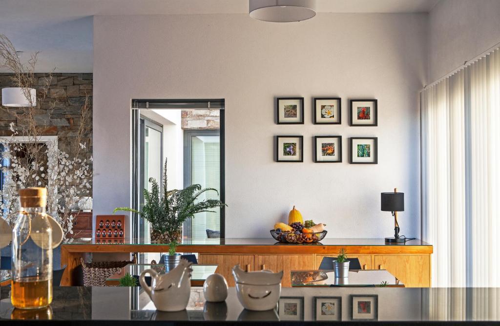 Sala de jantar com detalhes decorativos