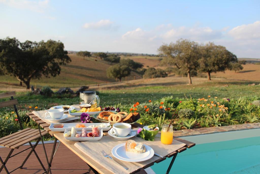 Mesa de lanche junto à piscina