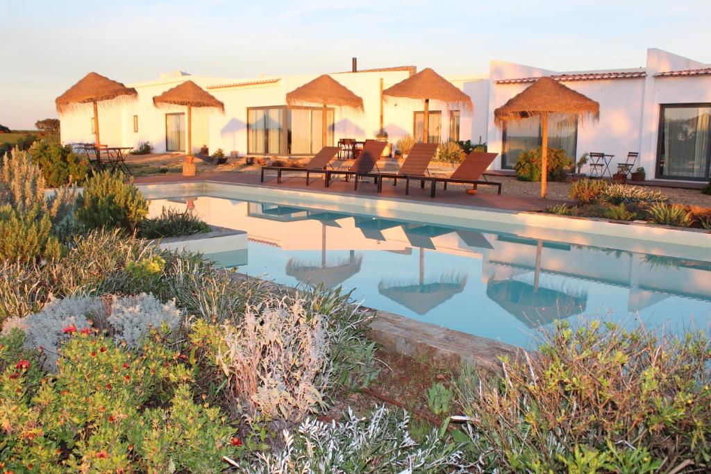 Piscina com vista para o campo