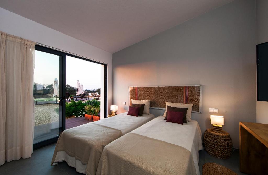 Quarto com vista para a piscina