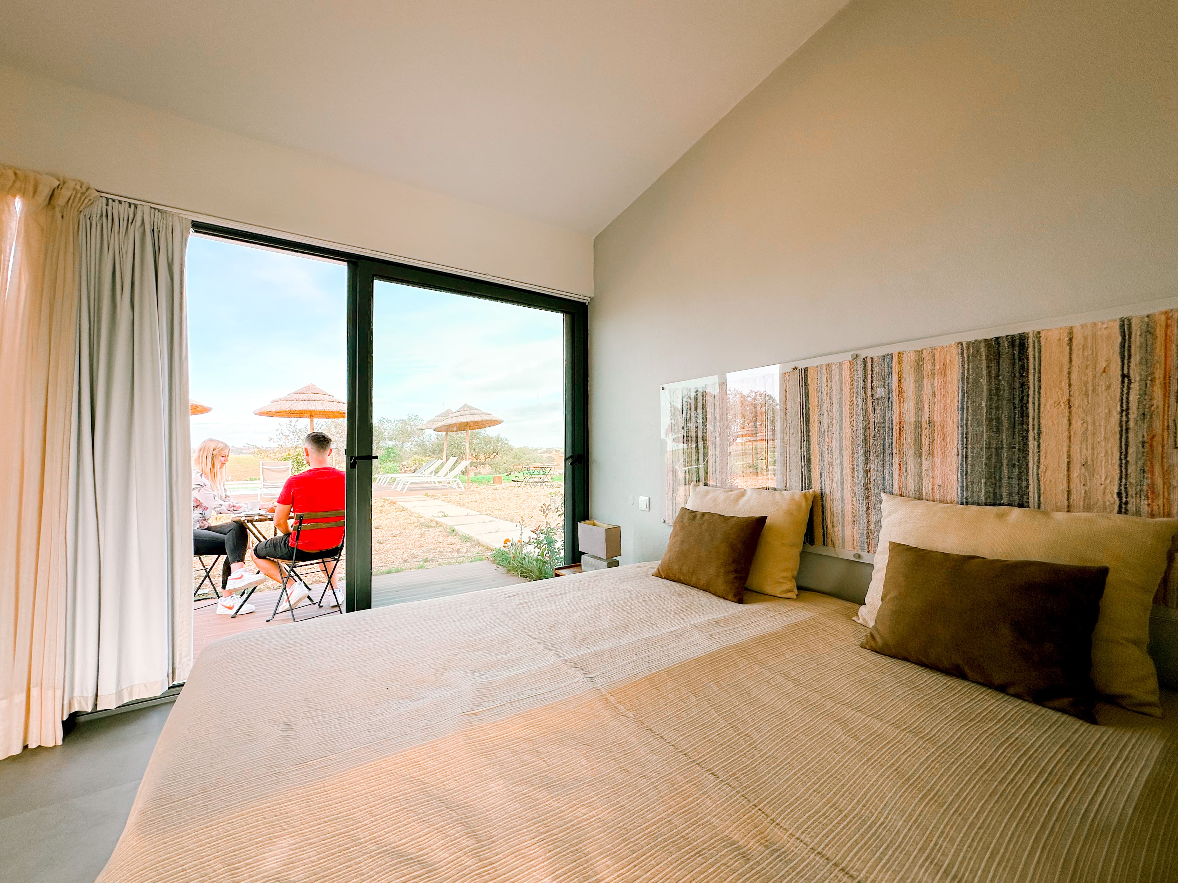 Quarto de casal com varanda e vista para a piscina