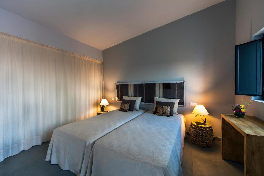 Quarto com cama vermelha e nichos decorativos